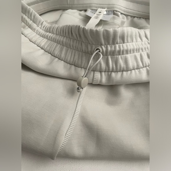 NEW Lululemon Softstreme High-Rise Pant Online Only
White Opal 10 W5EGTS - Picture 13 of 13